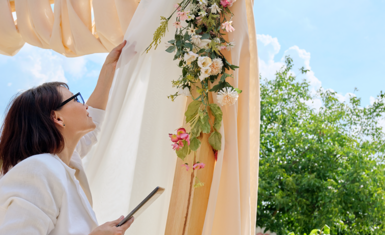 organizatorka ślubów sprawdzająca dekoracje weselne