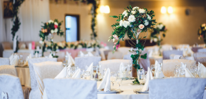 stoły ozdobione dekoracjami ślubnymi
