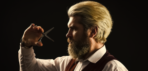fryzjer trzymający nożyczki w dłoni