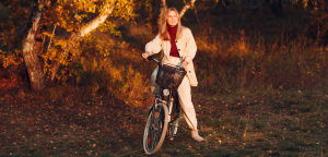 kobieta na rowerze w trakcie rowerowej przejażdżki jesienią