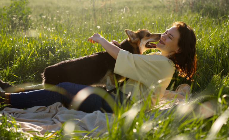 kobieta leżąca na trawie ze swoim psem w swoim wolnym czasie