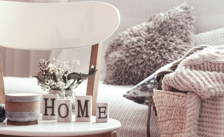 krzesło z dekoracjami z napisem home i przedmioty utrzymane w przytulnym stylu